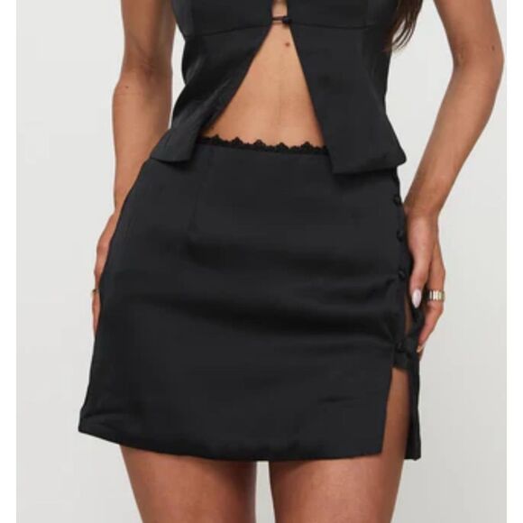 Princess Polly Chakira Black Mini Skirt Nwot Size 2 needs button - Picture 1 of 9